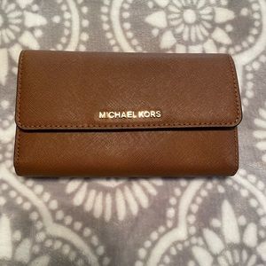 Michael Kors Jet Set Travel                        LG Phone Crossbody